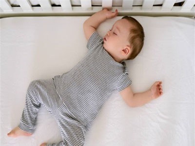 Lợi ích bất ngờ khi cho trẻ ngủ trong cũi đến năm 3 tuổi