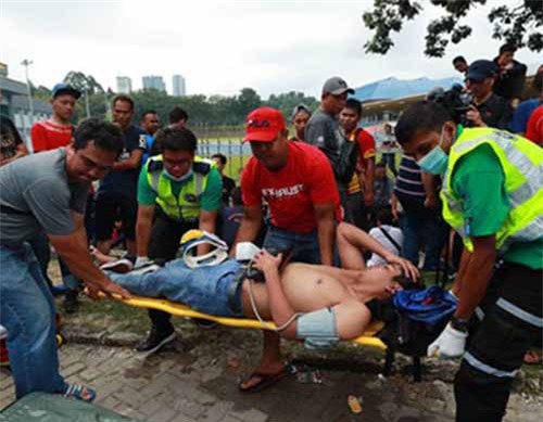 Choáng: CĐV Malaysia ngất xỉu, nhập viện cấp cứu vì chen lấn mua vé trận Việt Nam