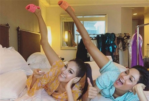 "Chơi trội" như H'Hen Niê, đi thi Hoa hậu Hoàn Vũ vẫn mang theo dép tổ ong huyền thoại