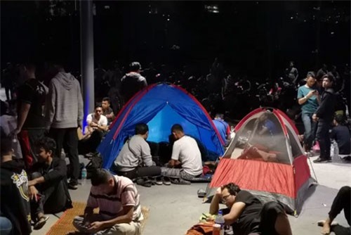 CĐV Malaysia nằm vạ vật, thức trắng đêm mua vé trận Việt Nam