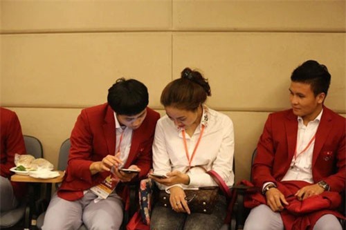 Công Phượng nói điều bất ngờ khi vợ sắp cưới Công Lý "xin phép" ngồi cạnh