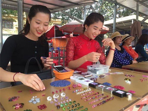 Tròn mắt ngắm những viên đá tiền tỷ tại phiên chợ tạm ở Yên Bái