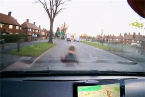 Clip: Cậu bé bị ô tô đâm văng lên trời khi bất ngờ chạy qua đường