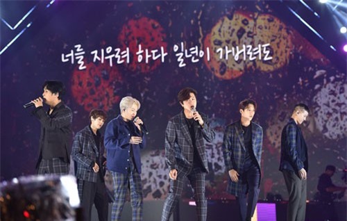 BTOB chiêu đãi người hâm mộ Việt hàng loạt hit "khủng", hội ngộ cùng Bích Phương, Erik trong đại nhạc hội Việt - Hàn