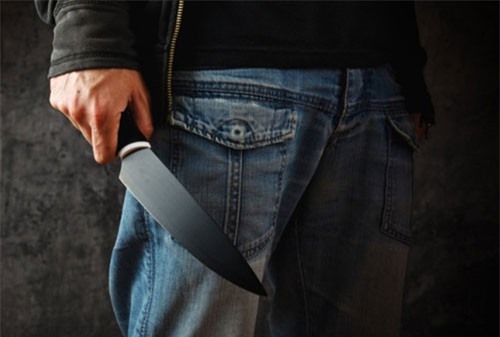 Nói chuyện gây ồn ào giữa đêm, bị bạn cùng phòng đâm gục