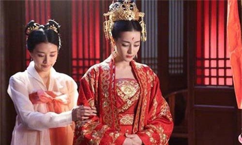 Bà hoàng bệnh hoạn, sẵn sàng triệt hạ bất cứ cung nữ nào