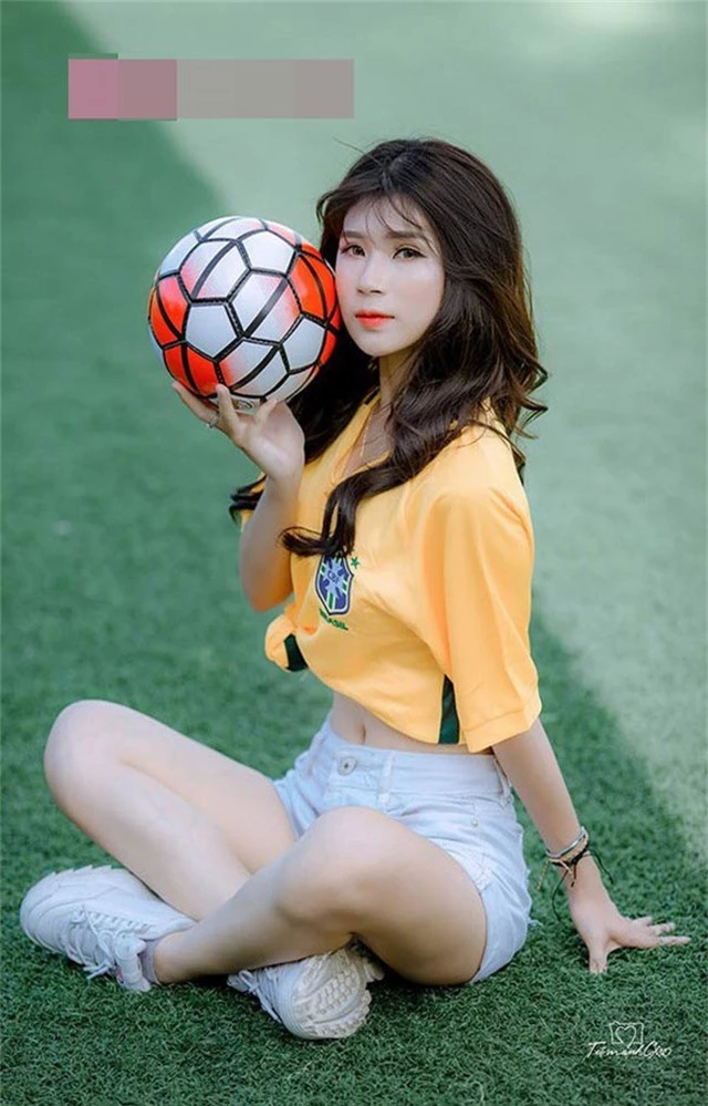  Giữa năm 2018, khi cả thế giới hướng đến giải bóng đá lớn World Cup 2018, Tiểu Phương có phát ngôn gây sốc mạng xã hội. Cô tuyên bố sẽ tung ảnh nóng nếu Brazil giành ngôi vô địch World Cup. 
