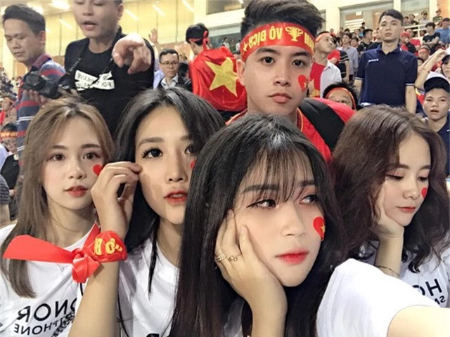  Những bức hình Tiểu Phương selfie cùng bạn bè trên khán đài sân cỏ được một số diễn đàn mạng xã hội chia sẻ lại. 