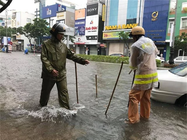 
Đánh dấu hố sâu nguy hiểm.
