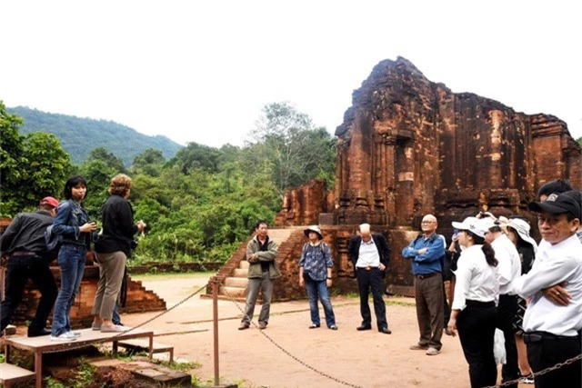 Các chuyên gia trong và ngoài nước thực địa tại nhóm tháp G