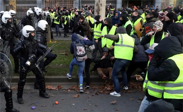 Cuộc biểu tình lấy cảm hứng từ phong trào Áo vàng của Pháp đã lan sang Bỉ (Ảnh: Reuters)