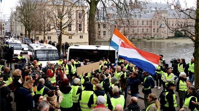Tại Hà Lan, các cuộc biểu tình diễn ra trong xu hướng ôn hòa hơn (Ảnh: Anadolu Agency)