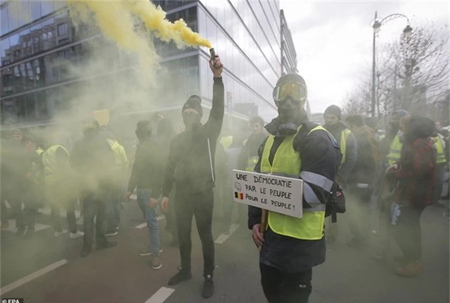 Nhóm biểu tình tụ tập trước tòa nhà Nghị viện Châu Âu ở Bỉ (Ảnh: EPA)
