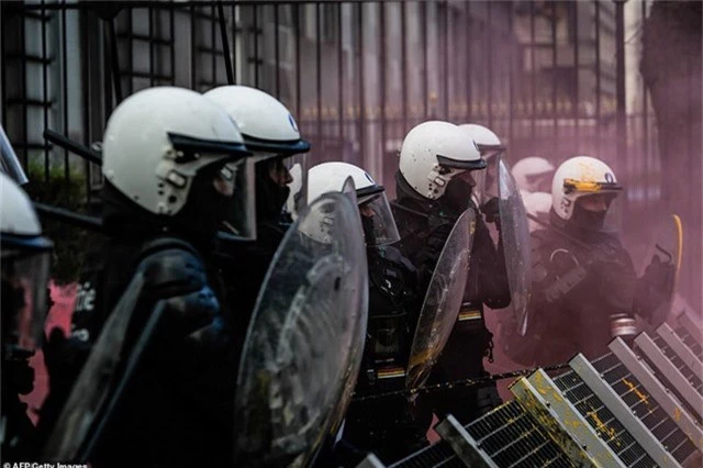 Cảnh sát Bỉ chống chọi với các phần tử biểu tình có xu hướng quá khích (Ảnh: AFP)