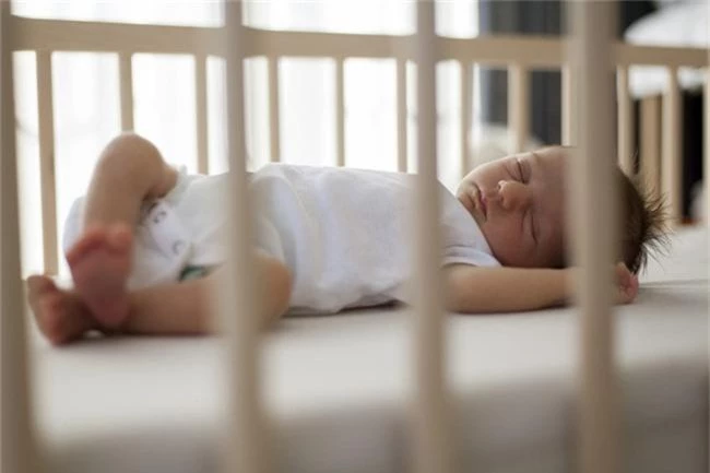 Lợi ích bất ngờ khi cho trẻ ngủ trong cũi đến năm 3 tuổi - Ảnh 2.