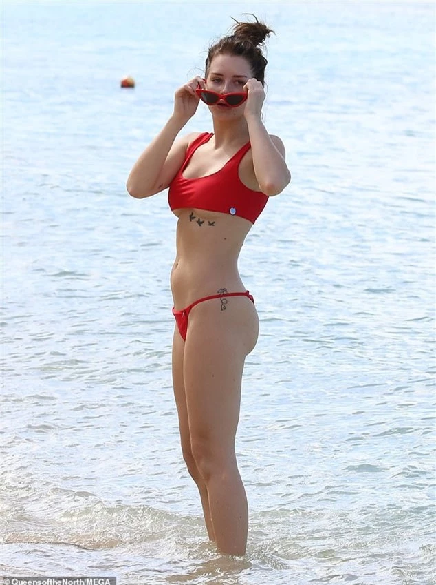  Người mẫu Lottie Moss khoe dáng quyến rũ trên bãi biển Barbados ngày 8/12 vừa qua 