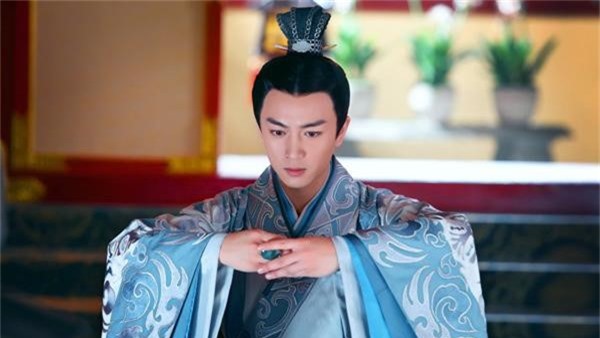 Mối tình điên loạn giữa Hoàng đế và vú nuôi già chấn động