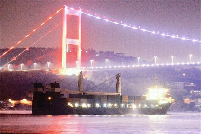Tàu Nga chở vũ khí tiến về Syria (Ảnh: Bosphorus Observer)