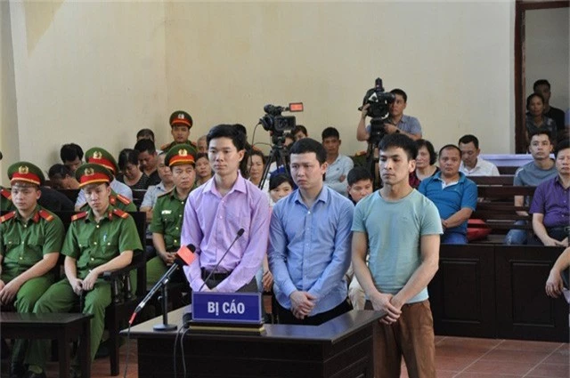 Từ trái qua phải: Bị cáo Hoàng Công Lương, Trần Văn Sơn, Bùi Mạnh Quốc.