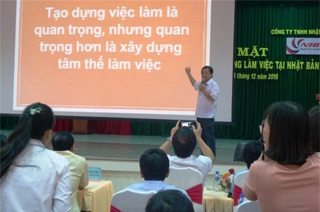 
Ông Lê Minh Hoan - Bí thư Tỉnh ủy Đồng Tháp cho rằng: Tạo dựng việc làm là quan trọng, nhưng quan trọng hơn là xây dựng tâm thế làm việc.
