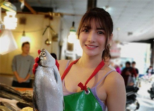 Chỉ bán cá ngoài chợ, gái trẻ cũng nổi tiếng vì quá xinh đẹp