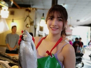 Chỉ bán cá ngoài chợ, gái trẻ cũng nổi tiếng vì quá xinh đẹp