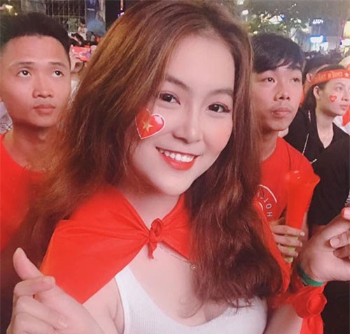 Cô giáo kiêm mẫu nội y gây sốt sau chiến thắng 2-1 của Việt Nam