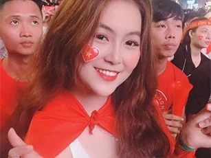 Cô giáo kiêm mẫu nội y gây sốt sau chiến thắng 2-1 của Việt Nam