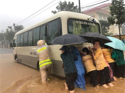 CSGT lội nước đội mưa đẩy xe chết máy