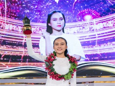 Nữ sinh Nguyễn Phạm Hương Giang đăng quang Én Vàng Học Đường 2018