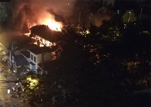 Đình cổ ở Hà Nội bốc cháy ngùn ngụt trong đêm