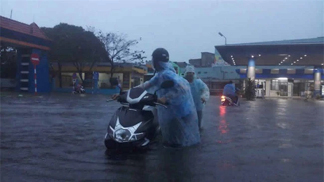 Nước tràn vào nhà dân ngập sâu