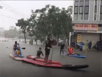 Clip: Người dân Đà Nẵng di chuyển bằng thuyền trên phố