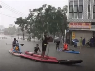Clip: Người dân Đà Nẵng di chuyển bằng thuyền trên phố