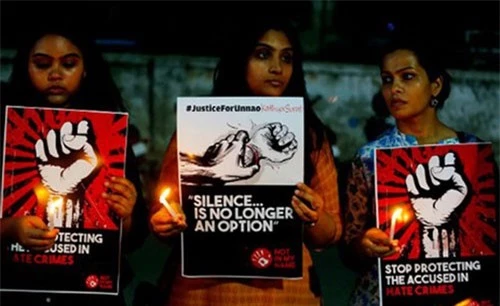 Các cô gái biểu tình phản đối việc bao che cho tội phạm tấn công tình dục ở Ahmedabad, Ấn Độ hồi tháng 4. (Ảnh: AP)
