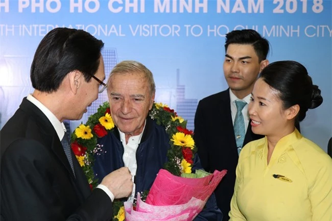 Ông Lê Thanh Liêm (trái), Phó Chủ tịch Thường trực UBND TP.HCM chào mừng vị khách quốc tế thứ 7 triệu đến TPHCM (ảnh LQ)