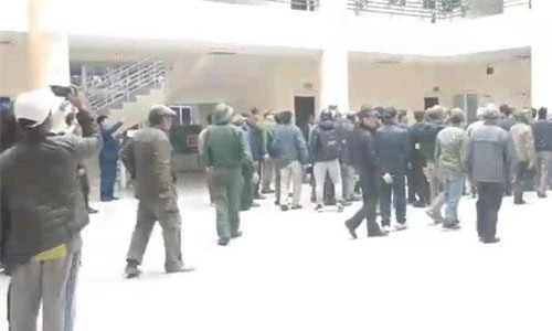 Hàng trăm thương binh tràn vào bên trong trụ sở VFF