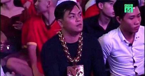 Clip: Đại gia đeo 13 kg vàng cổ vũ đội tuyển Việt Nam thật hay giả?