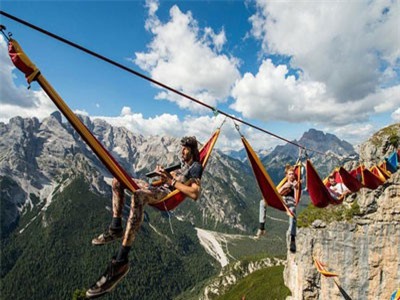 'Những kẻ không sợ chết' - Mắc võng nằm giữa vực thẳm