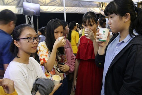 Chen chân thưởng thức cà phê miễn phí tại Ngày hội cà phê Việt Nam