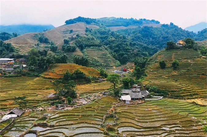 Sa Pa Cách Hà Nội chừng 5-6 tiếng di chuyển, Sa Pa là thiên đường du lịch đón khách quanh năm. Nếu mùa hè, đây là nơi tránh nóng lý tưởng, còn mùa đông, thị trấn nhỏ ở vùng núi Tây Bắc khoác lên mình chiếc áo mới là những vạt sương lãng đãng. Dịp cuối năm, khi khí hậu ở đây trở nên lạnh hơn, nhiều du khách tìm đến Sa Pa để thưởng thức khung cảnh tuyết rơi như ở châu Âu.