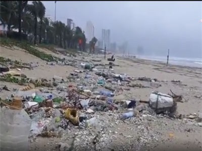 Clip: Sau trận mưa kỷ lục, bãi biển Mỹ Khê ngập ngụa rác
