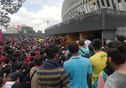 Người hâm mộ bóng đá Malaysia cũng phải săn vé “chợ đen”