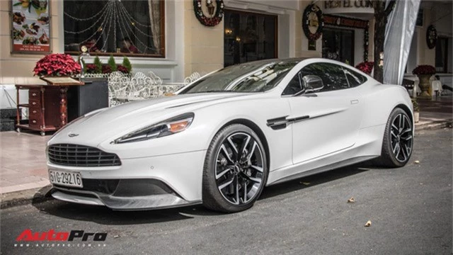 Aston Martin Vanquish Carbon Edition - Xe Anh khó lỗi thời của đại gia Việt. Dù sản xuất và được nhập về khá lâu nhưng vẻ đẹp của Aston Martin Vanquish Carbon Edition dường như không hề lỗi thời khi xuất hiện trên phố. (CHI TIẾT)