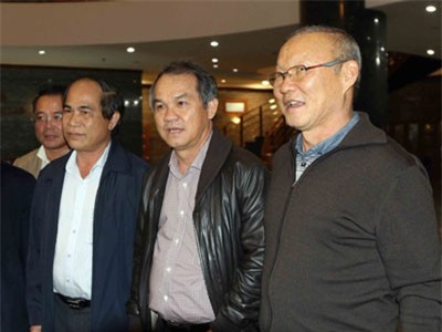 Bầu Đức trả 19,2 tỉ đồng tiền lương cho HLV Park Hang-seo