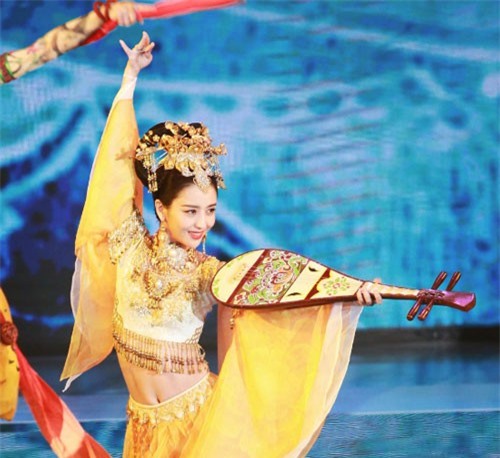 Mỹ nữ Tân Cương gây sốt vì điệu vũ gợi cảm