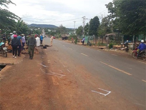 Gia Lai: Va chạm với xe tải, hai cha con tử vong