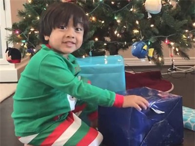 Cậu bé 7 tuổi thu nhập top 10 thế giới nhờ Youtube