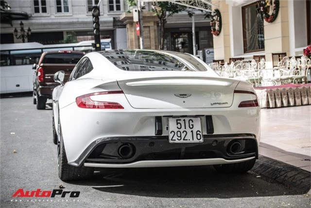 Aston Martin Vanquish Carbon Edition - Xe Anh khó lỗi thời của đại gia Việt - Ảnh 8.