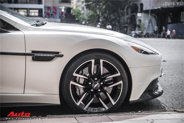 Aston Martin Vanquish Carbon Edition - Xe Anh khó lỗi thời của đại gia Việt - Ảnh 7.